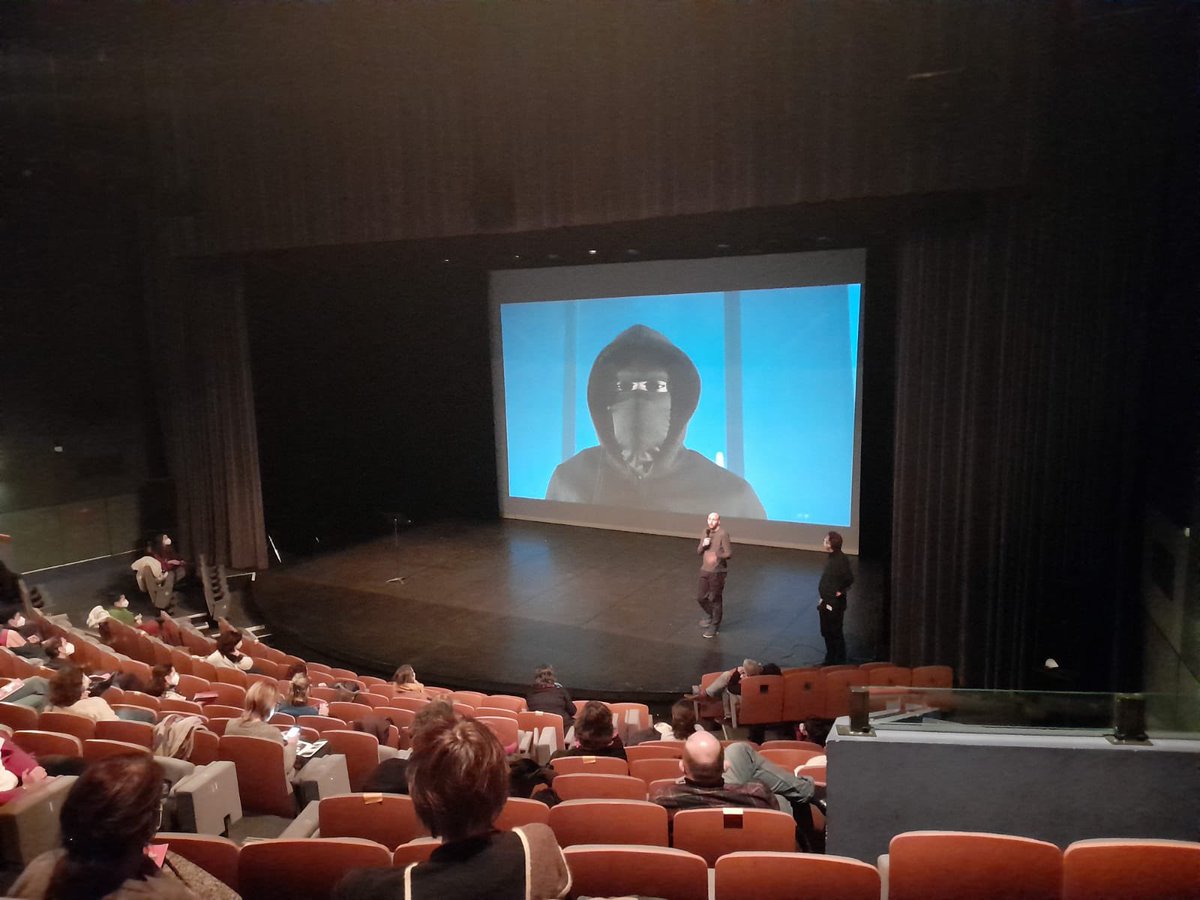CieCornerstone's tweet photo. Présentation de L’HOMME QUI TOMBE 
#DonDeLillo / @simon_mauclair 
Groupe des 20 en Île de France
 https://t.co/hSvSMlTBJB
.
@OARAquitaine @herblayculture @ActesSud @theatredelunion @maragnani @LasserreVincent @VilleLimoges87 @hautevienne_dep @NvelleAquitaine @MinistereCC https://t.co/IP004gzttj