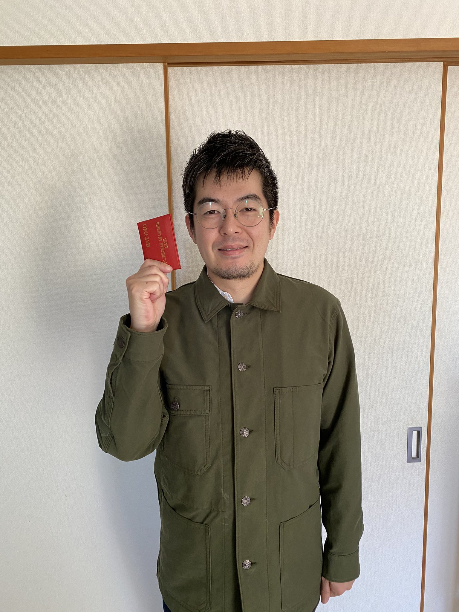ユーリィ イズムィコ この前買った人民服ジャケット ボタンを上まで留めたら想像以上に人民服だったので党大会ごっこしてみた 妻氏撮影 T Co Mapqfdmehe Twitter