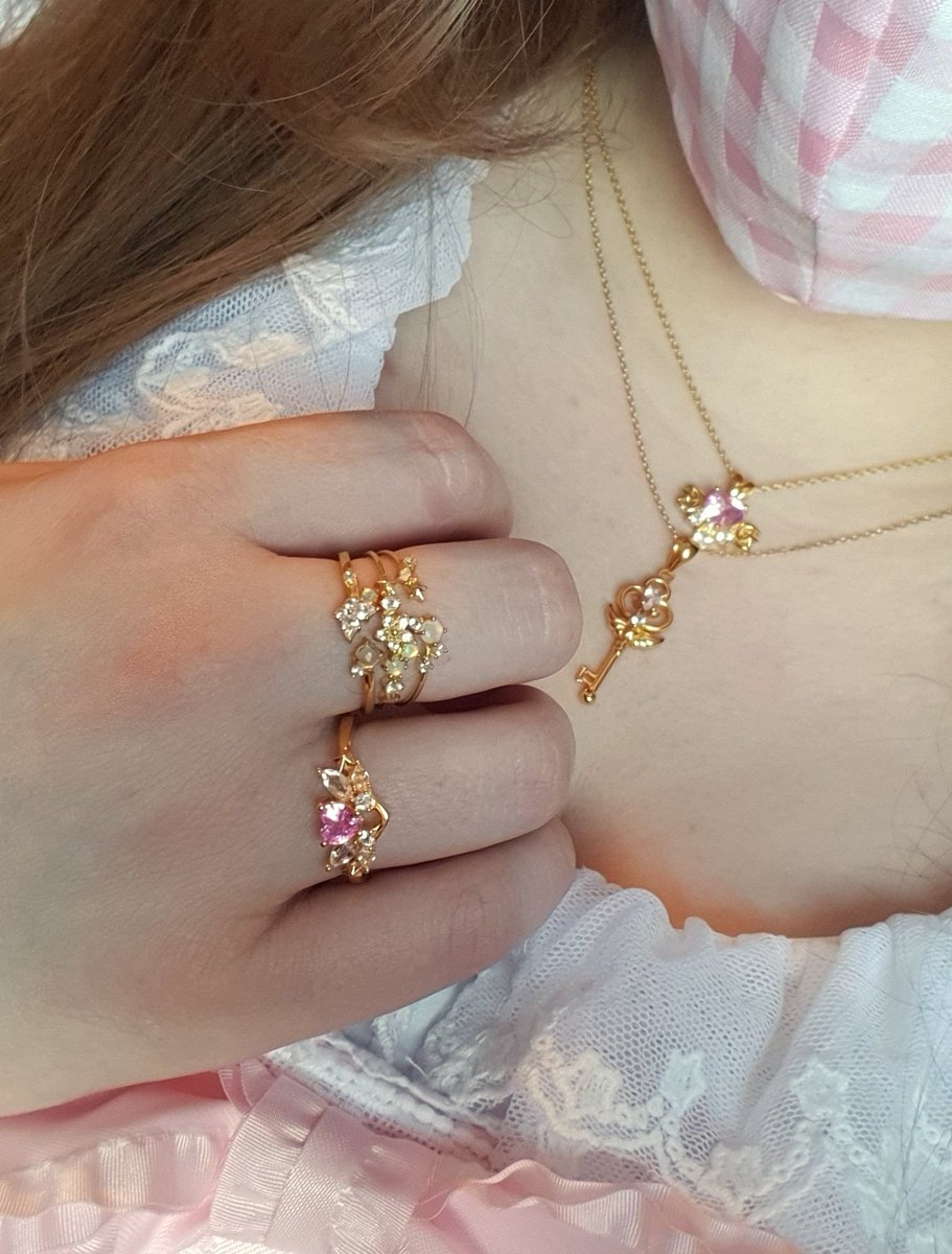 Popcorn_Kuma's tweet photo. Yay yay yay
Got myself dressed up today &amp; adorned myself with my @bisoulovely jewellery 😍😍😍

I'm sad though because I'm still waiting on my pink week pre-orders ;3; https://t.co/2jyMCguQ3G