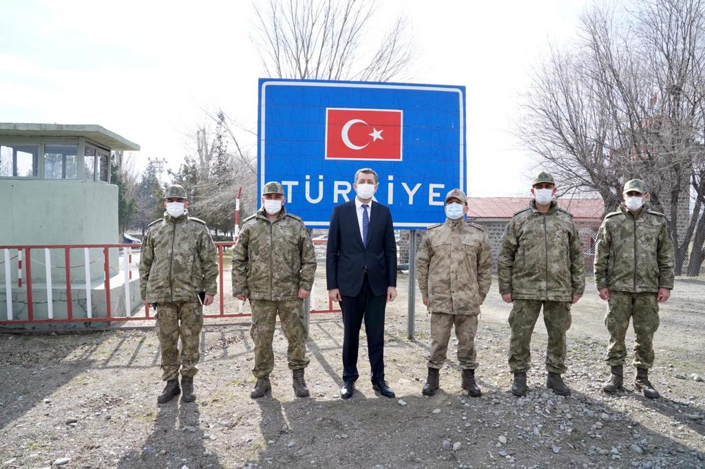 Dün Iğdır'da, Ermenistan sınırındaki Ali Can Hudut Karakolu’ndaydık. “Hudutta nöbet tutmak herkese nasip olmaz.” yazıyordu duvarında… Okurken Aras nehrinin derinliklerine dalıyor insan. Nöbetteki tüm kahramanlarımıza selam olsun...