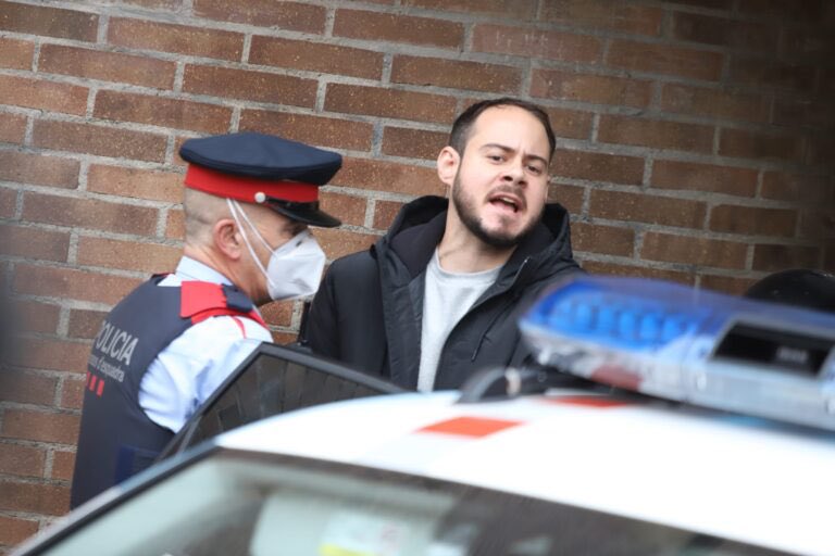 Es realmente indignante, vomitivo, repugnante, en la España de 2021 se encarcela a la gente por expresarse. Esta democracia huele a podrido.
#LibertadPabloHasel