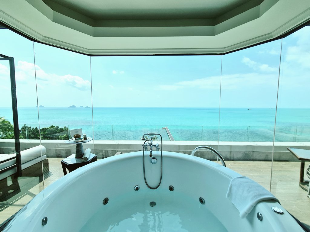 soyoso's tweet photo. เหตุผลที่จองห้องนี้ ( Club Panoramic Ocean view suite) = ห้องน้ำ + ระเบียง+ วิว ทั้งรร.มี 2 ห้องเท่านั้น ราคาคืนละประมาณ 8-9 พันบาท ถ้าใครมีโอกาสพิเศษๆ พี่อนะนำเลยนะ ถูกกว่าพูลวิลล่าหลายๆ ที่ แต่วิวกินขนาดจริงๆ
#พี่โยพาเที่ยว #อินเตอร์คอนสมุย #intercontinentalSamui https://t.co/BzkY9MhSZv