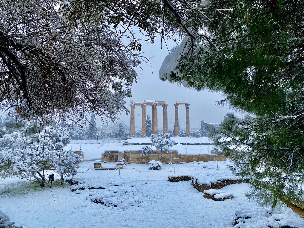 More scenes of a very wintry Athens: the Temple of Olympian Zeus looming large in the snow! #Greece  #Archaeology  #ClassicsTwitter – bei  Ναός Ολυμπίου Διός (Temple Of Olympian Zeus)