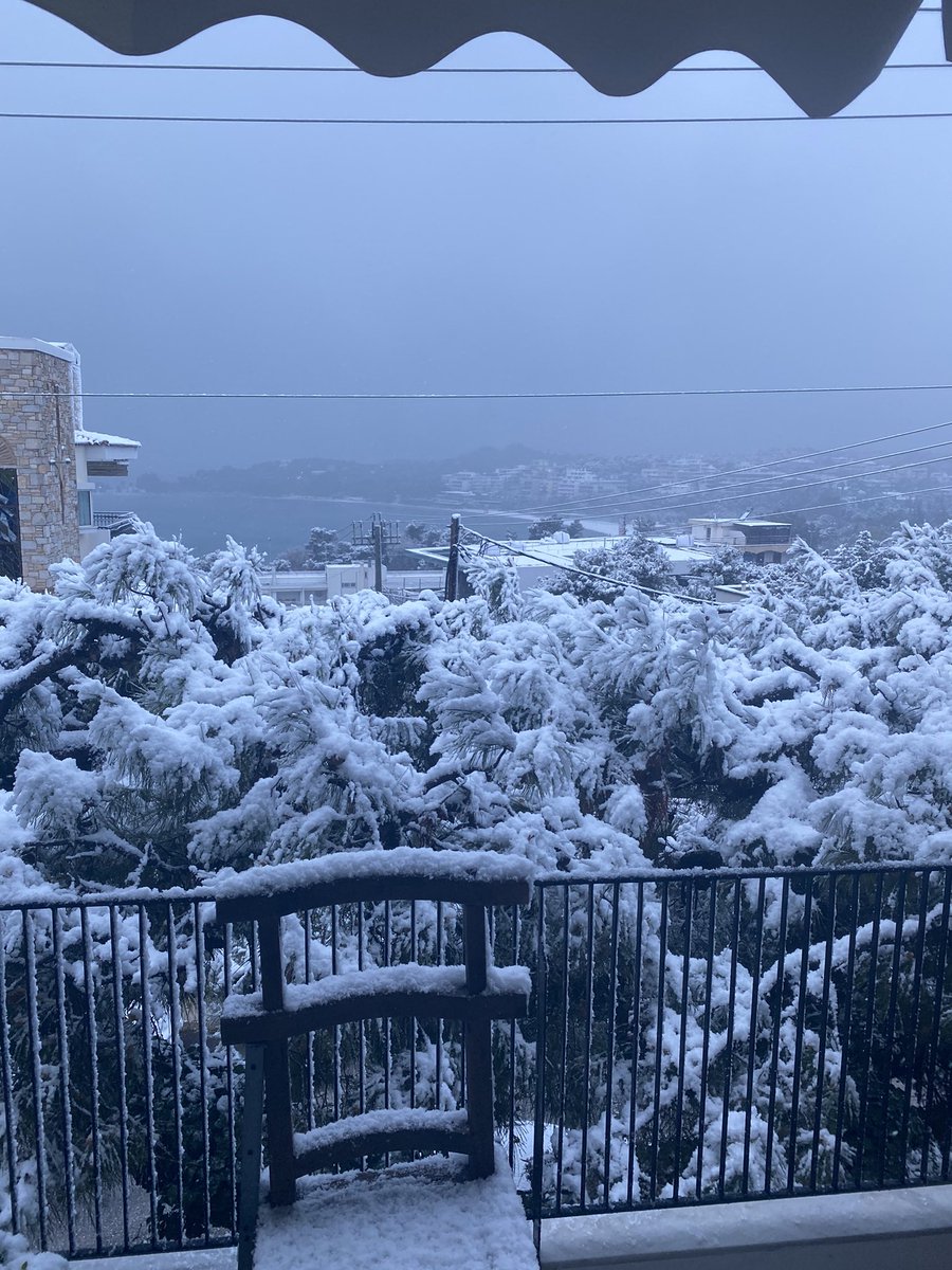 sofkazinovieff's tweet photo. What we woke up to this morning! #stormMedea #snow #athens #seaside https://t.co/0Y8p2hfbpj