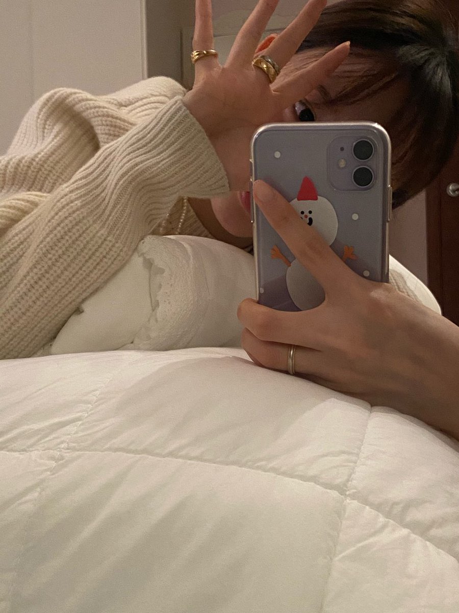 nayeon and her mirror selfies