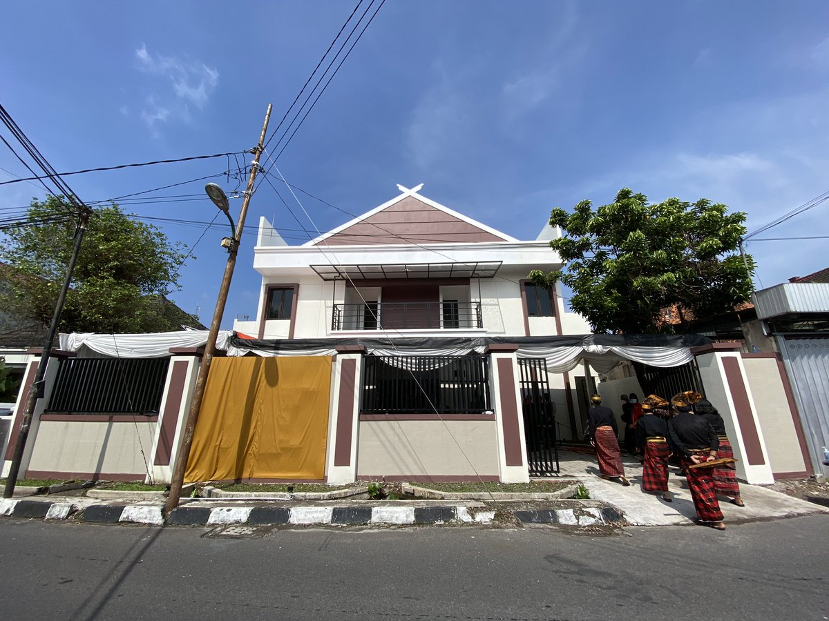 nurdinabdullahh's tweet photo. Alhamdulillah, hari ini saya meresmikan gedung baru Asrama Putri Sulawesi Selatan "Anging Mammiri" di Kota Yogyakarta, 

Saat berkunjung ke asrama ini tahun lalu, banyak bagian atap yang bocor, kayunya lapuk juga dindingnya, kita putuskan untuk bongkar dan membangun yg baru. https://t.co/bDak7C09a7
