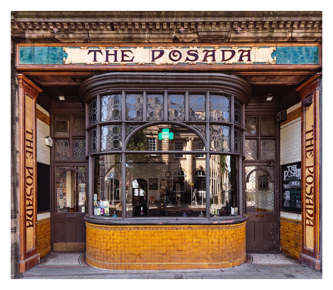 JamesODavies's tweet photo. Glazed tiled frontage to this pub remodelled in 1900 by Fred T. Beck in Wolverhampton. Joyous. https://t.co/6TutqT2Qv7