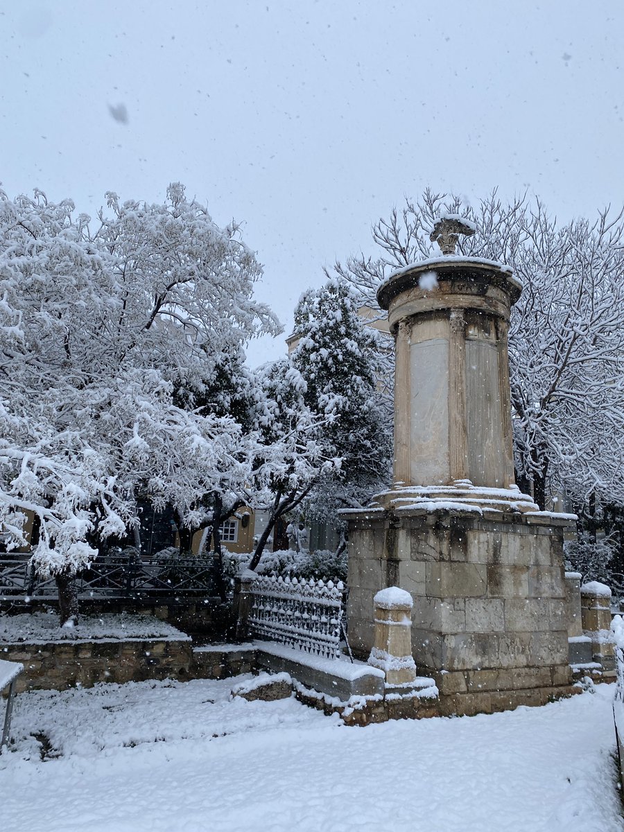 A few more favorite monuments in the Athenian snowstorm: the Arch of Hadrian & the Monument of Lysikrates. The city was deserted early this morning! #greece  #Athens  #Archaeology  #χιονιας  #ClassicsTwitter &ndash; bei  Πύλη του Αδριανού (Hadrian's Arch)