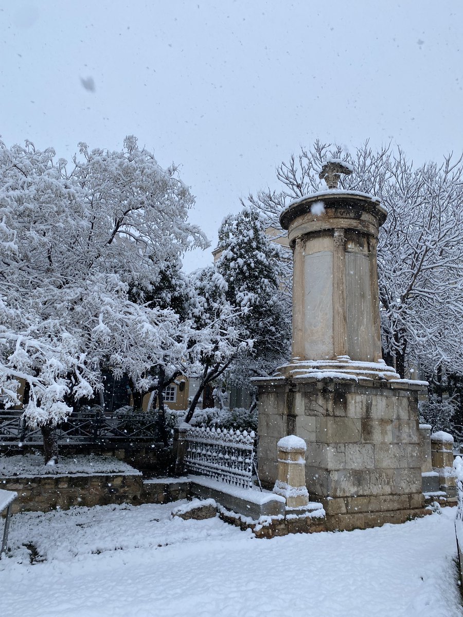 A few more favorite monuments in the Athenian snowstorm: the Arch of Hadrian & the Monument of Lysikrates. The city was deserted early this morning! #greece  #Athens  #Archaeology  #χιονιας  #ClassicsTwitter – bei  Πύλη του Αδριανού (Hadrian's Arch)
