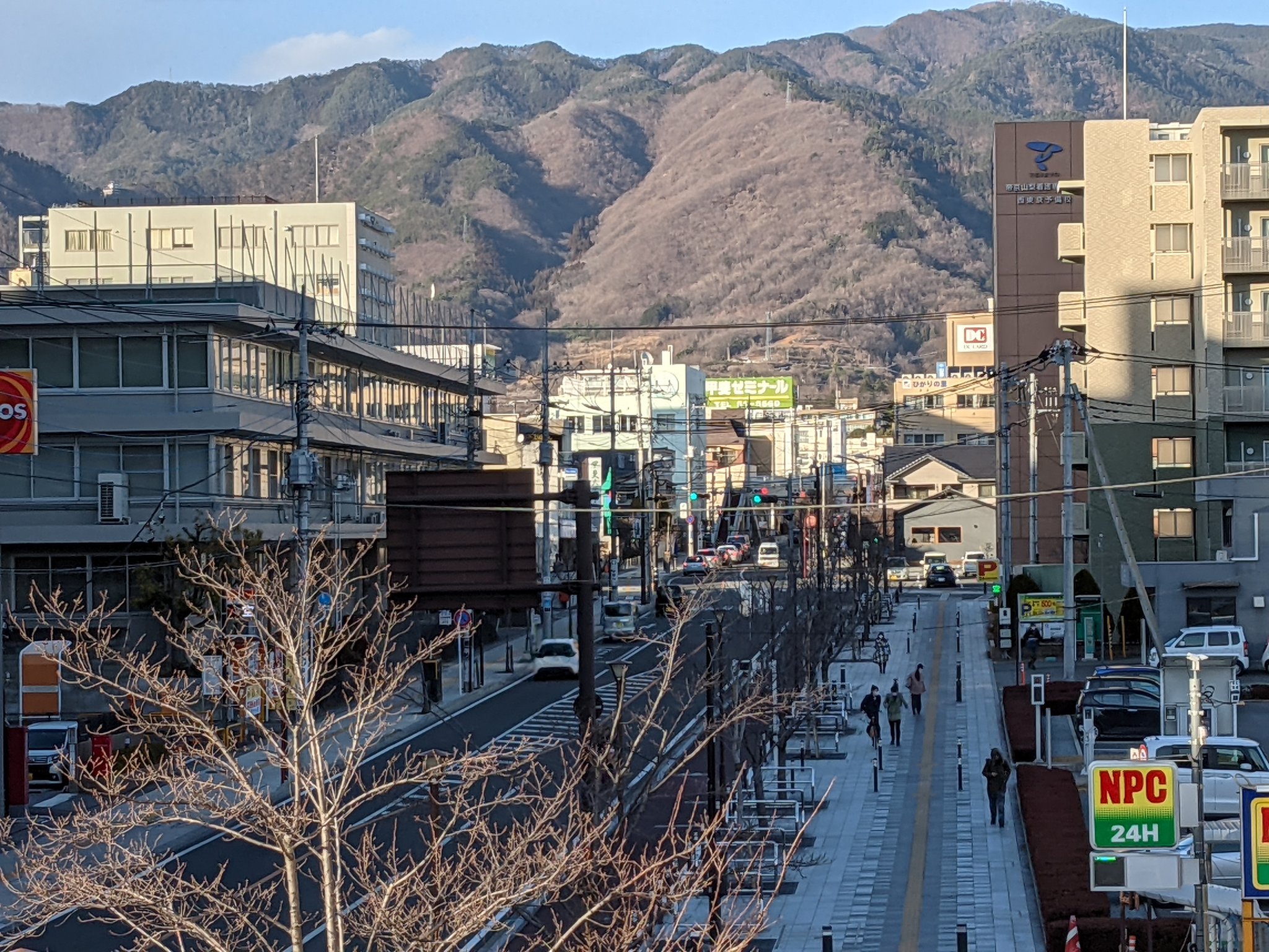 おびちゃん 信州松本 現在の甲府市街地は甲府駅南側ですが 中世の甲府城下町は現在の武田神社を核とした甲府 駅北側に展開されていました 現在は山梨大学等を中心とした文教地区で 北山からの緩斜面を利用した松本でいう城北のような雰囲気が漂ってい