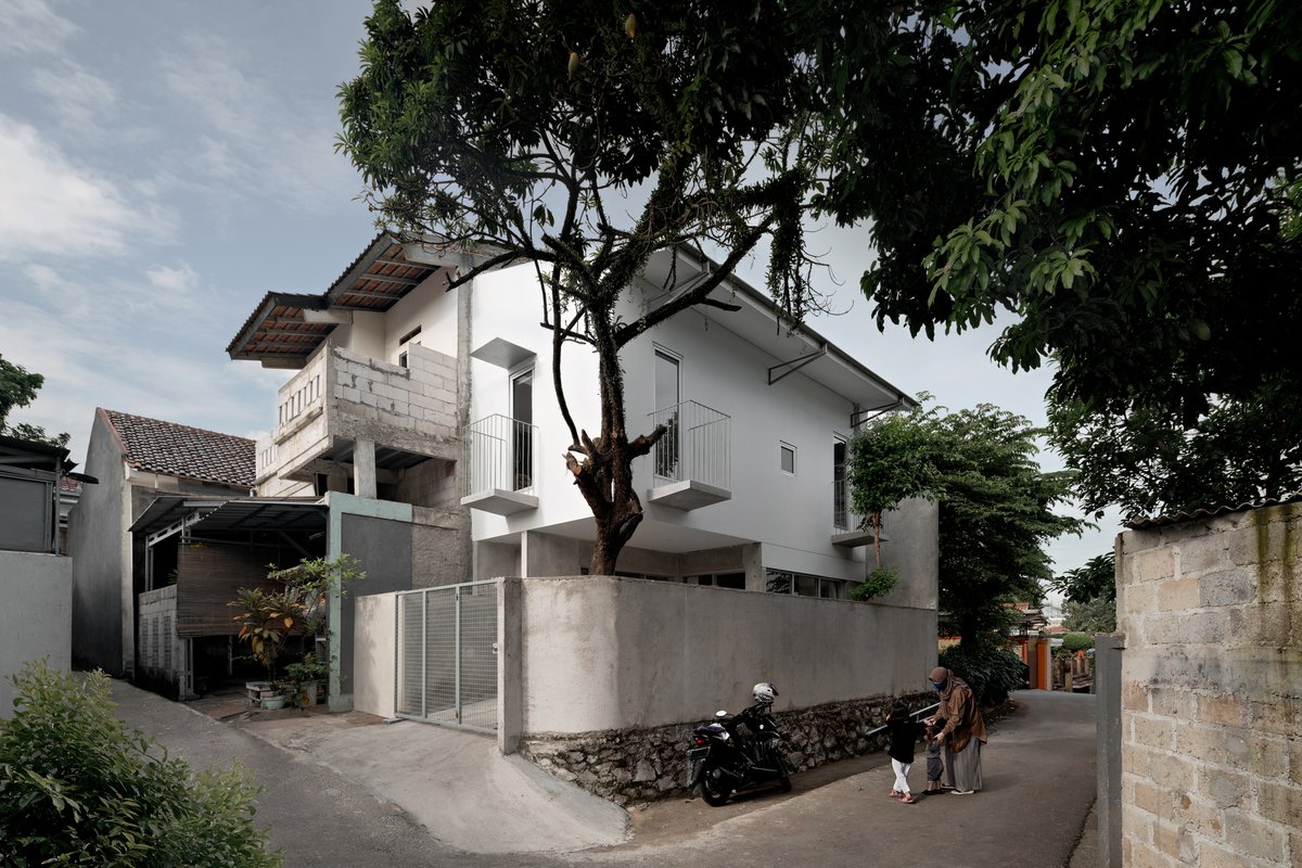 archifynow's tweet photo. H House, hunian yang berlokasi di Jakarta Selatan dengan luas area 48 m2 dan posisi di sudut jalan ini menjadi bukti bahwa rumah yang nyaman tetap dapat tercipta dari lahan terbatas.

H House by Sontang M Siregar
(https://t.co/FgXFxu19Rk)

-A thread. https://t.co/zh5fjXd4TI