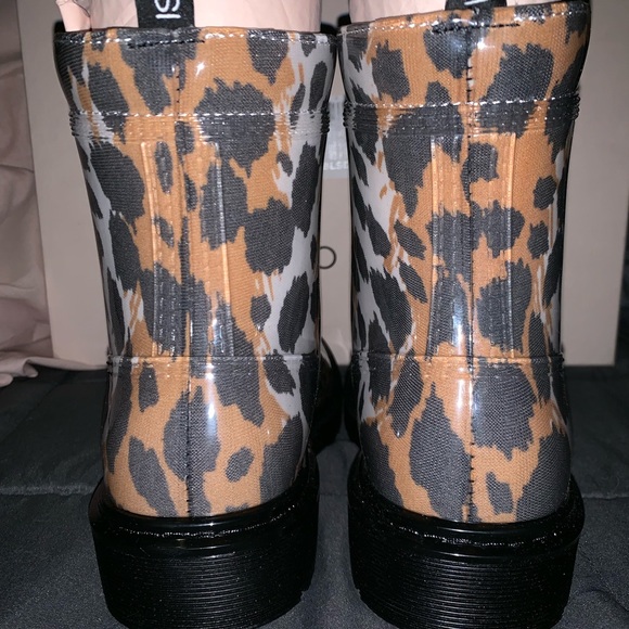 EllenEq's tweet photo. So good I had to share! Check out all the items I'm loving on @Poshmarkapp #poshmark #fashion #style #shopmycloset #sergiorossi: https://t.co/33QMy8jvlN https://t.co/5CRtAahf3k