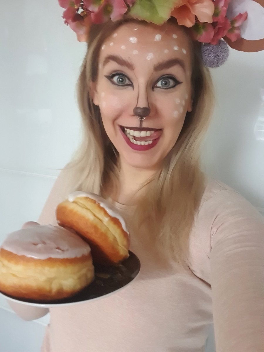 KGausling's tweet photo. @K_Nijenhuis @VKDimBDUE @dolmenschen @Franz_Kubaczyk Rosendienstag kann beginnen - bis gleich 🤪 https://t.co/mfJCRnm7kd