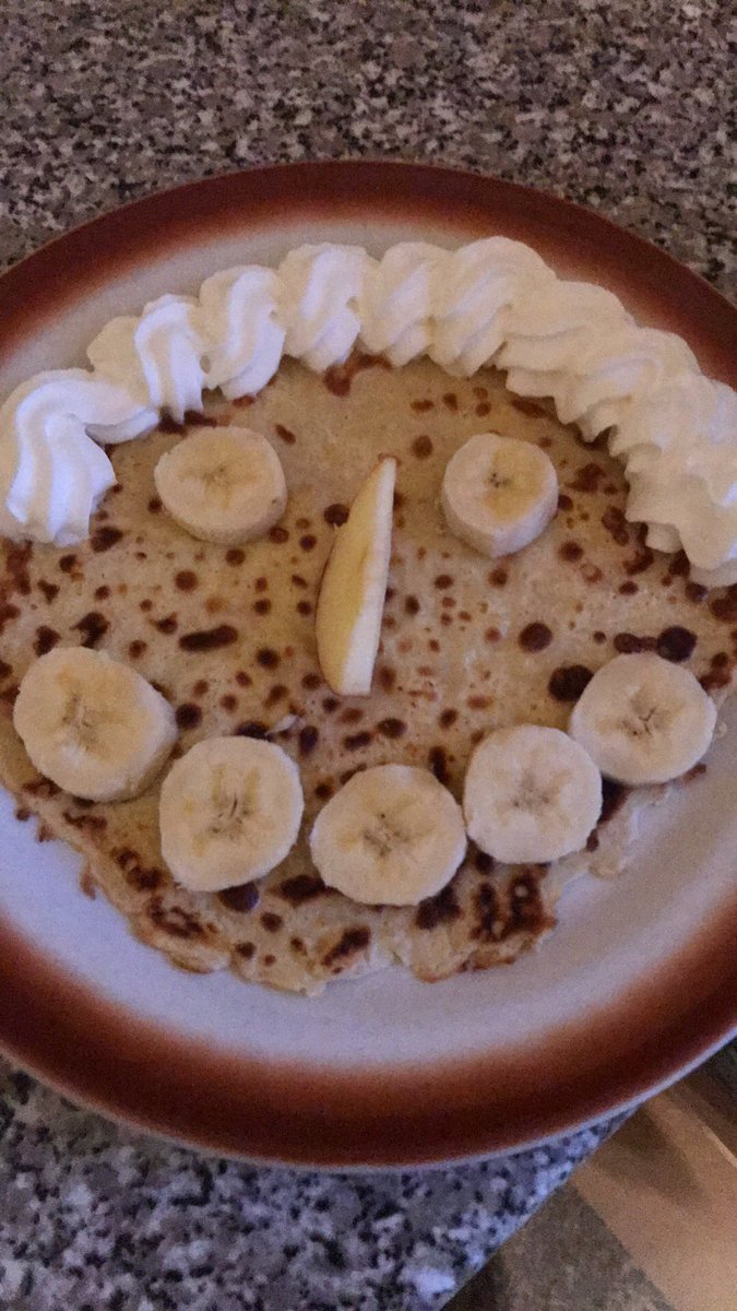 Shearwell's tweet photo. Can you be more creative than my smiley pancake 😊🥞 British pancakes for me today 🇬🇧 #BritishEggs #BritishWheat #BritishMilk #FebruDairy #PancakeDay #Smile @RedTractorFood https://t.co/I3moGh60eG