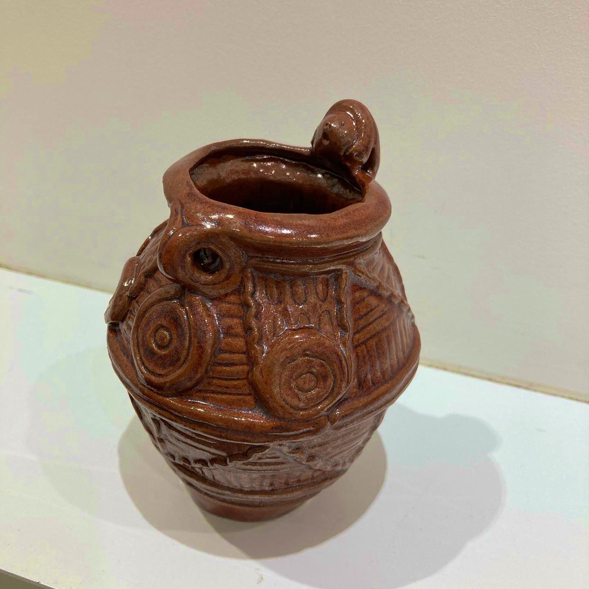 KIYA_tmt's tweet photo. 『縄文を想う』涌波まどかの風土展
鉄赤土器　陶器
本来は無釉で土味のあるものですがあえて釉薬をかけて現代風にアレンジしています。 https://t.co/hyWW2254V5
