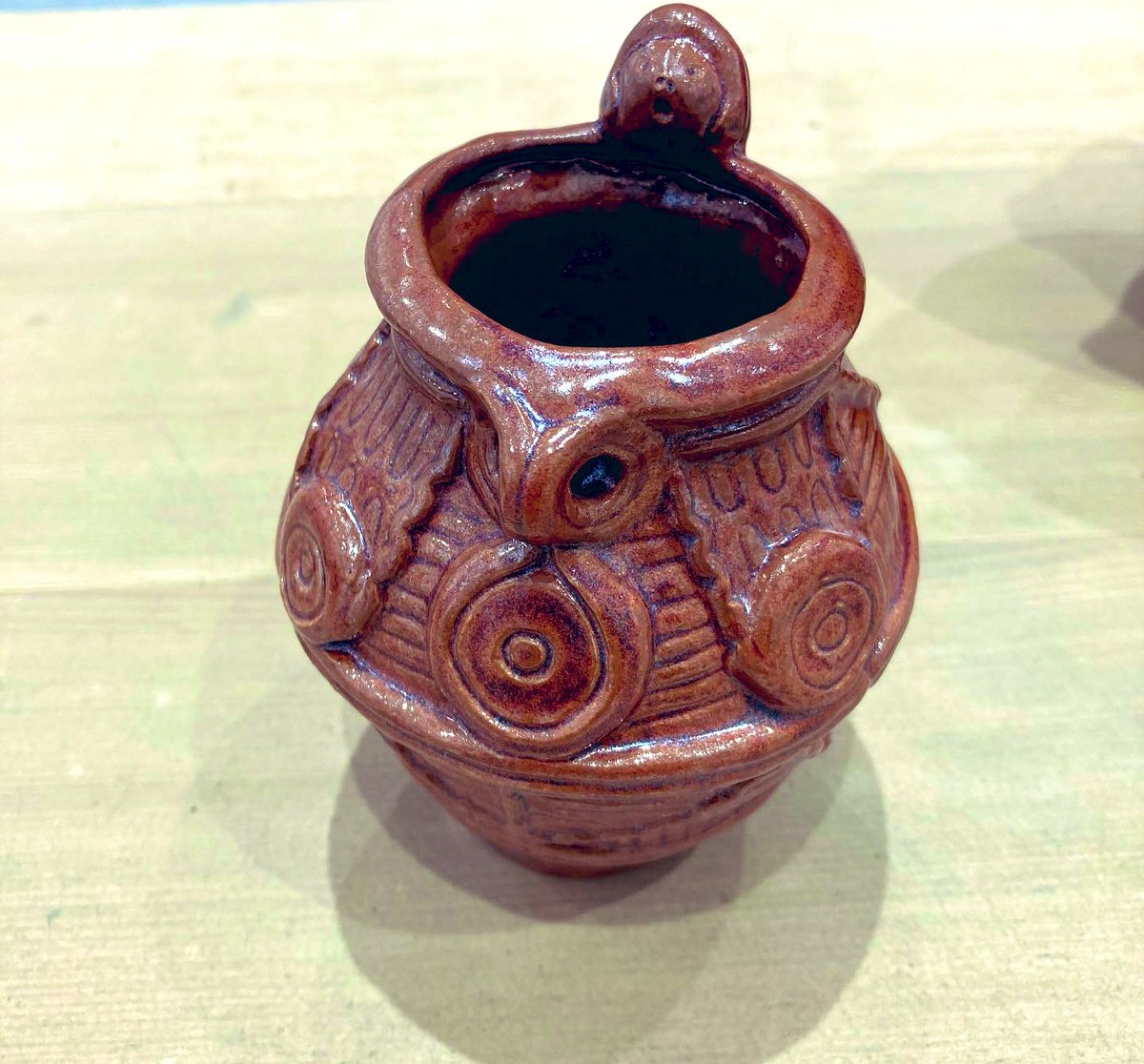 KIYA_tmt's tweet photo. 『縄文を想う』涌波まどかの風土展
鉄赤土器　陶器
本来は無釉で土味のあるものですがあえて釉薬をかけて現代風にアレンジしています。 https://t.co/hyWW2254V5