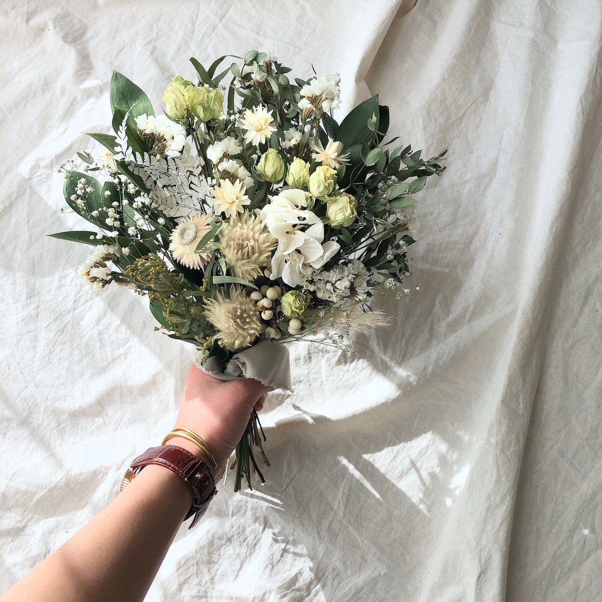 flowertri's tweet photo. ご注文の花束（スワッグ）
できました☺️
卒業祝いに渡されるそうです！
ブルー系のラッピングご希望

#GiitdFlowers 
#ハンドメイド https://t.co/rrzpBi7m17