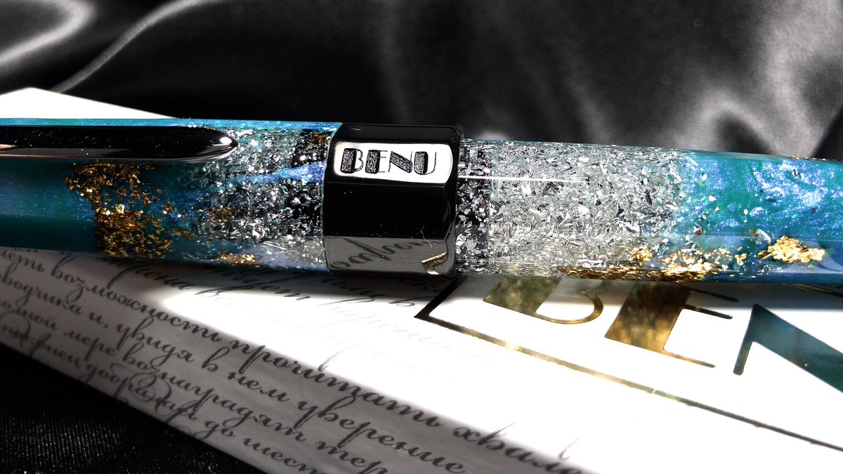 ryo907kpl's tweet photo. ロシアBENUの万年筆 Bora Boraを買ってしまった。、少しだけ緑っぽい青とか、銀色に混ぜた金色のきらきらとか、たまらんです。ほんといいセンスしていると思う。#BENU #万年筆 #Bora_Bora https://t.co/0l4OBXPfoN