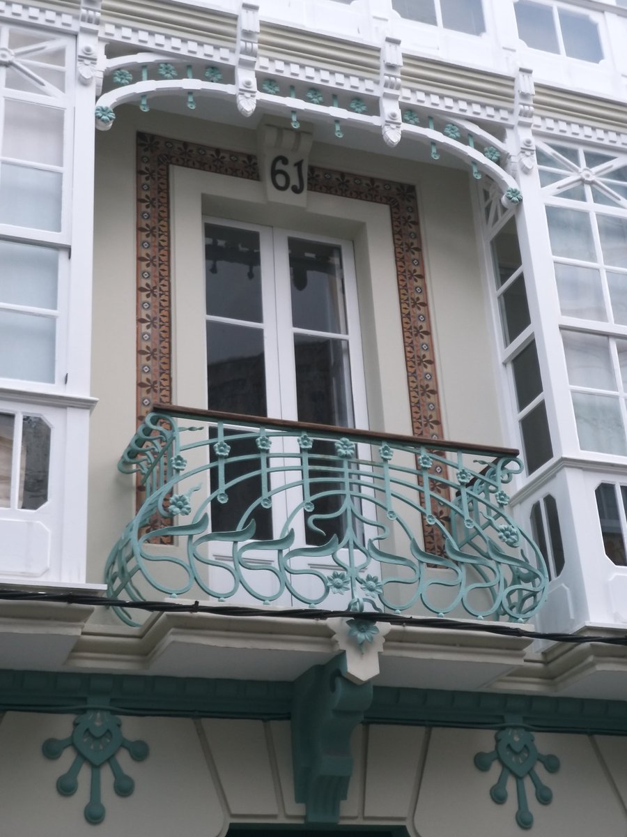 EvaMFerrol's tweet photo. Casa Munduate. Un ejemplo perfecto de la integración que realizó Rodolfo Ucha del Modernismo en A Magdalena, combinando a la perfección elementos del Art Nouveau con la esencia de un barrio de galerías del siglo XVIII. #Ferrol #FerrolMola #AñoUcha https://t.co/x97GqUviP7