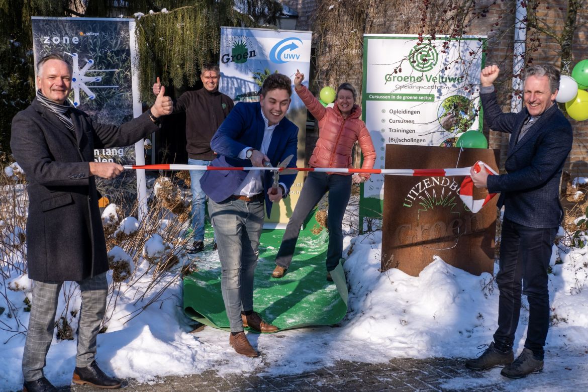 GroeneSectorVakbeurs (@gs_eh) on Twitter photo Unieke samenwerking voor kansrijk beroep hovenier!
<a href="/GroenUitzenden/">Groen Uitzendburo</a>, <a href="/zone_college/">Zone.college</a>, #groeneveluwe en het <a href="/UWVnl/">UWV</a> werken samen aan een uniek programma voor mensen die zich laten omscholen tot aankomend hovenier ๐Lees hier het hele bericht: lnkd.in/eac7b2y
#groenesector Unieke samenwerking voor kansrijk beroep hovenier!
<a href="/GroenUitzenden/">Groen Uitzendburo</a>, <a href="/zone_college/">Zone.college</a>, #groeneveluwe en het <a href="/UWVnl/">UWV</a> werken samen aan een uniek programma voor mensen die zich laten omscholen tot aankomend hovenier ๐Lees hier het hele bericht: lnkd.in/eac7b2y
#groenesector