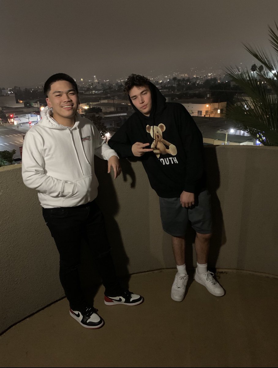 OffMatty_'s tweet image. congrats to my fucking brother bro, shit is insane back in this pic u were barely avging a couple hundred viewers to now getting 90k. COME UP WAS INSANE BRO LOVE U