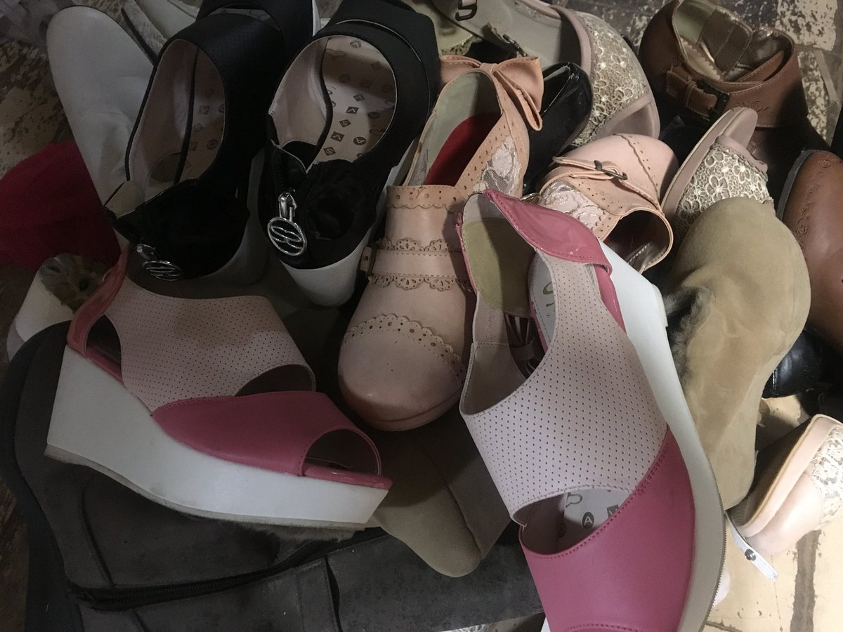 さやか على تويتر 靴の断捨離 背がそんな高くないダーリンとまあまあ高い私がヒールのある靴履くと身長差がなくなるので履かなくなってた靴を気持ちよく捨てる ほとんどアクシーズファムとサボイです