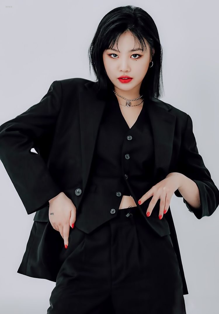 idle_hourly's tweet photo. pretty in suit 🖤

#SOOJIN #GIDLE https://t.co/Dk5QAuMnct