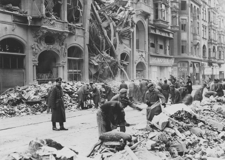 KaterMontecarlo's tweet photo. Die #DEUTSCHEN sind ein Volk der #Jammerlappen &amp; #Forderer geworden
Opposition im Bundestag macht als Verstärker dabei mit
Dabei gibt es praktische Lösungen: Die hatten wir vor 75 Jahren: Anpacken &amp; selber machen!

Geht nicht? Stimmt, dafür sind wir zu bequem, faul, fett geworden https://t.co/JnoLyjM6Td