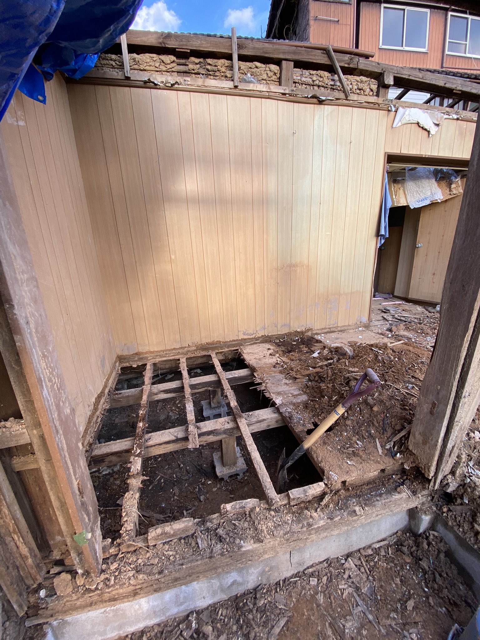 Taka 朝のツイート忘れてました 本日は雨の後なので作業しにくくてあまり進んでませんが 廊下解体ももう一息です Diy セルフリノベーション リフォーム 解体 空き家再生 空き家リノベーション Diy男子 インダストリアル 電動工具 インパクト