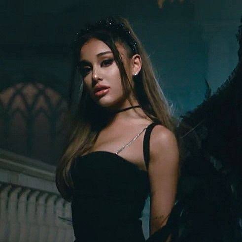 ymkmaze's tweet photo. Seokjin and Ariana as each other- a powerful thread #ARIJIN ✨
Had to do it first with the wings! Iconic 🖤 https://t.co/N5hqowDysq