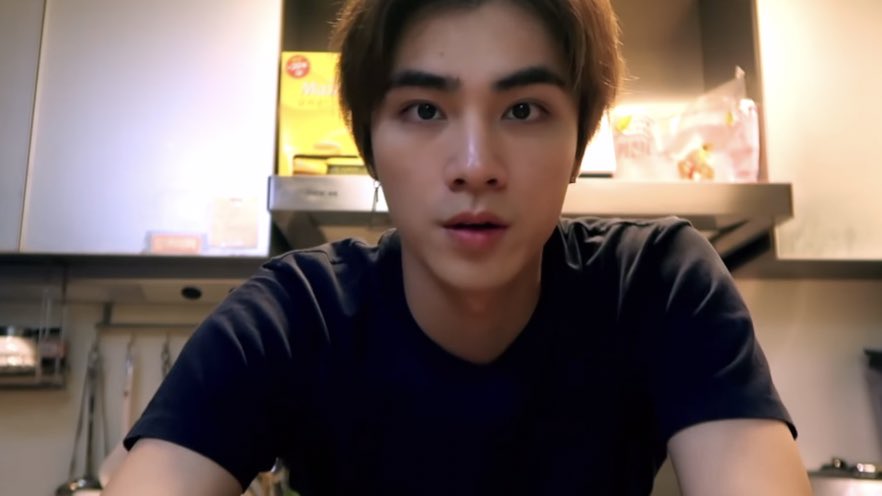 มีใครตอนตีสี่หน้าตาดีเท่าเขามั้ยวะ ไอ่เหี้ย