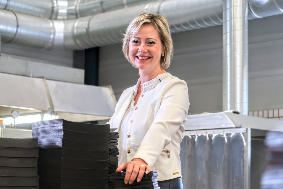 "Aandacht voor je mensen is essentieel, zeker in deze tijden." Als het nodig is draait managing owner Carolien Nijhuis van Nijhuis Group 'gewoon' mee in de productie. 8rhk.nl/nieuws/carolie… #mkbdealachterhoek #samendran #werkenindeachterhoek