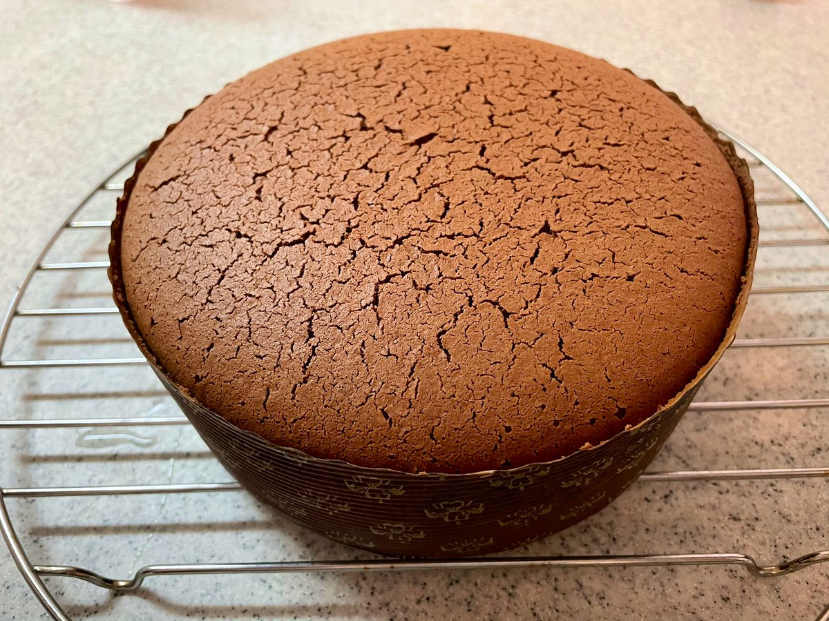 Miyuu 今年はのバレンタイン ミスチの集大成という思いでチョコレートスフレチーズケーキつくりました えもじょわさんレシピ Emojoie 試作の時と本番で材料の量は同じだったのに 試作はチーズ感 本番はチョコ感を少し強く感じた どうしてなんだ