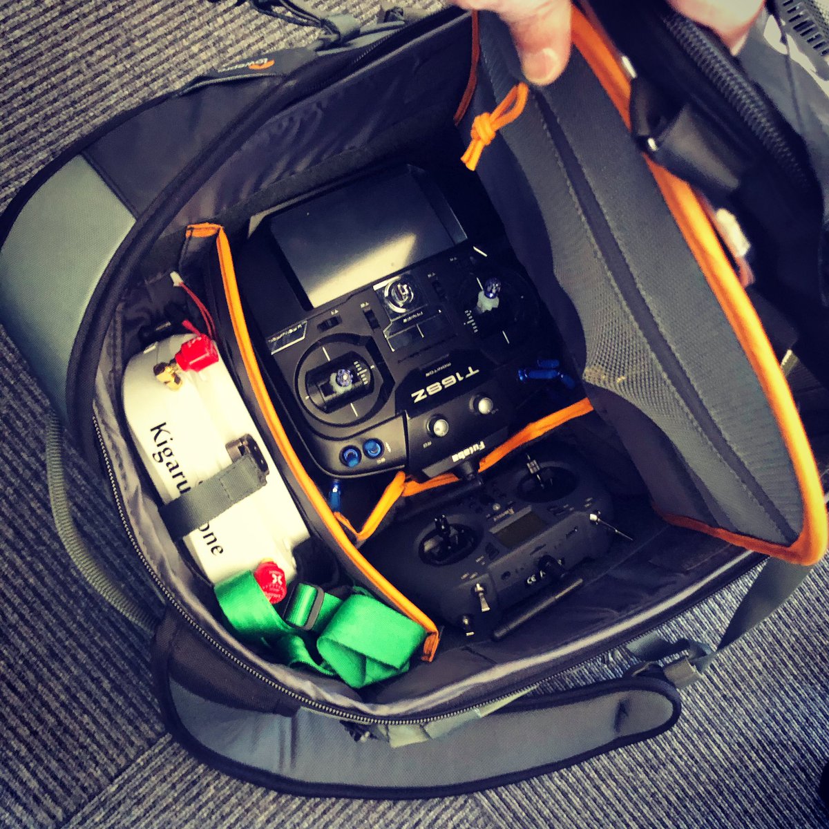 kigaru's tweet photo. 今日はロケハンからのMOW
プロポ2台持ち。
余計に荷物になってる。
#kigarudrone #16sz #tlite #mow https://t.co/pZpBpf1u9t