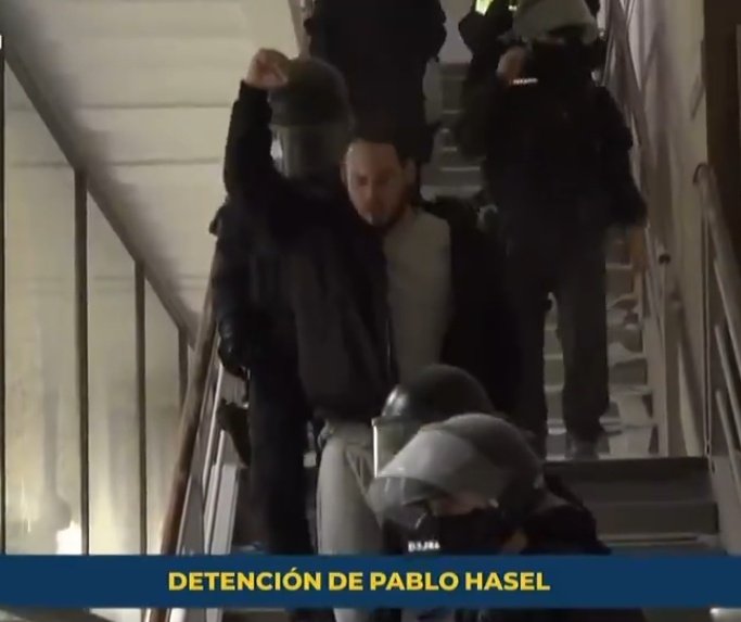 FeelLlibertat's tweet photo. Dos maneras de levantar la mano en España.
Una te lleva a la cárcel. Otra al parlamento a la judicatura o a la corona.
#SpainIsAFascistState https://t.co/dlFFeIALBs