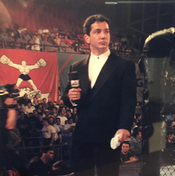 MidernMMA's tweet photo. 16.02.1996 - To również wielka rocznica dla najbardziej rozpoznawalnego announcera w MMA. Równe 25 lat temu @brucebuffer rozpoczął swoją pracę dla organizacji UFC. Jego głos słyszymy w oktagonie aż do dzisiaj #MMAKalendarz https://t.co/6bxiepuwCt