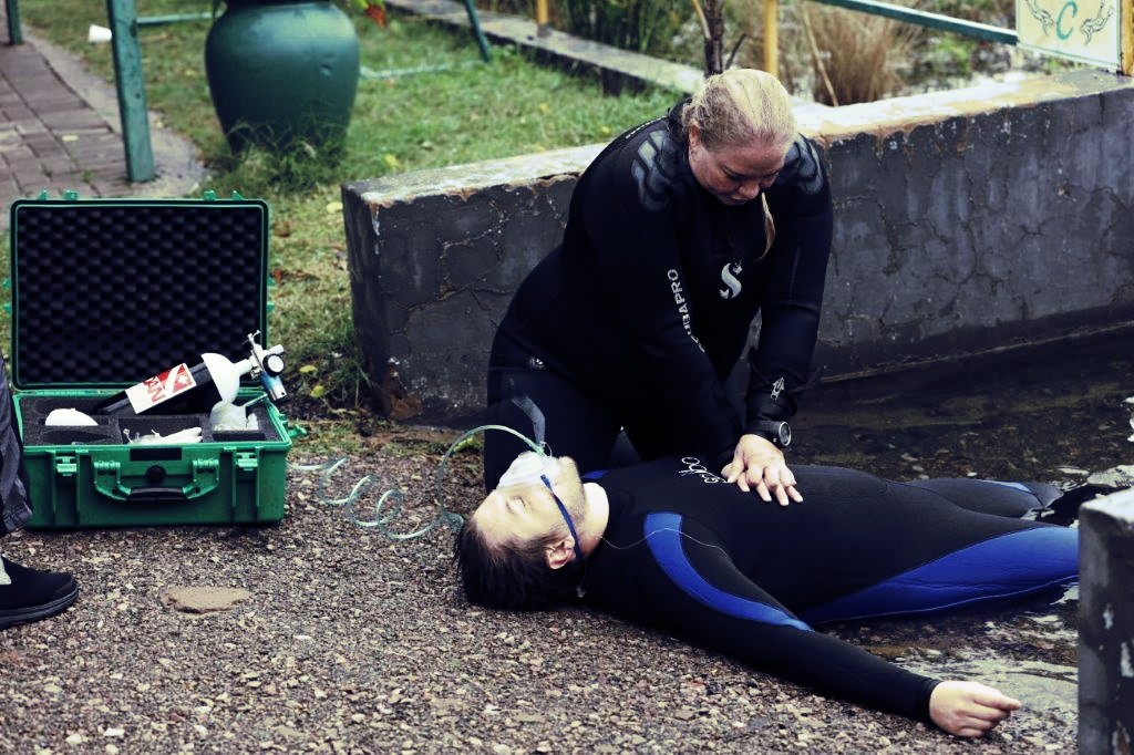 DiveSafety's tweet photo. Scuba diving injuries are rare and appear subtle when they do occur. Oxygen first aid is the first and primary response for diving injuries.For more i courses go to: https://t.co/7Io2NKJAAD
#O2provider
#DANResearch
#firstaid
#DANTraining https://t.co/X7rYdLocOv