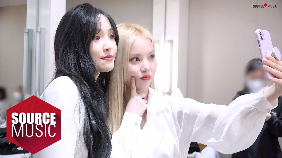GFRDofficial's tweet photo. [🎞 #Special_Clips]

#여자친구 #GFRIEND
#은하 #EUNHA and #유주 #YUJU’s 
Christmas Stage Behind

▶️ https://t.co/lRksPtPvK4 https://t.co/NUJhk1LMo8