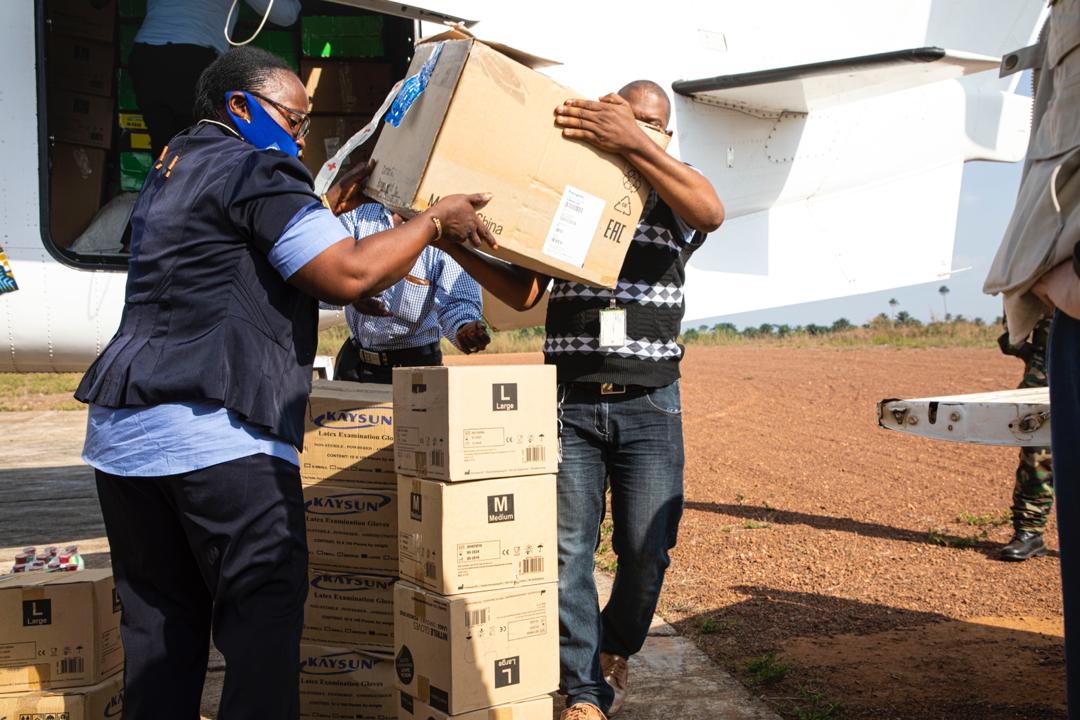 AgenceSecurite's tweet photo. Nous avons fait livrer du matériel logistique pour la mise en œuvre des directives du Gouvernement concernant la gestion  de la maladie à virus Ebola. Ce matériel est composé d'EPI. Ce transport d’urgence a été facilité par le Système des Nations Unies en Guinée. https://t.co/1r6iiodzyJ