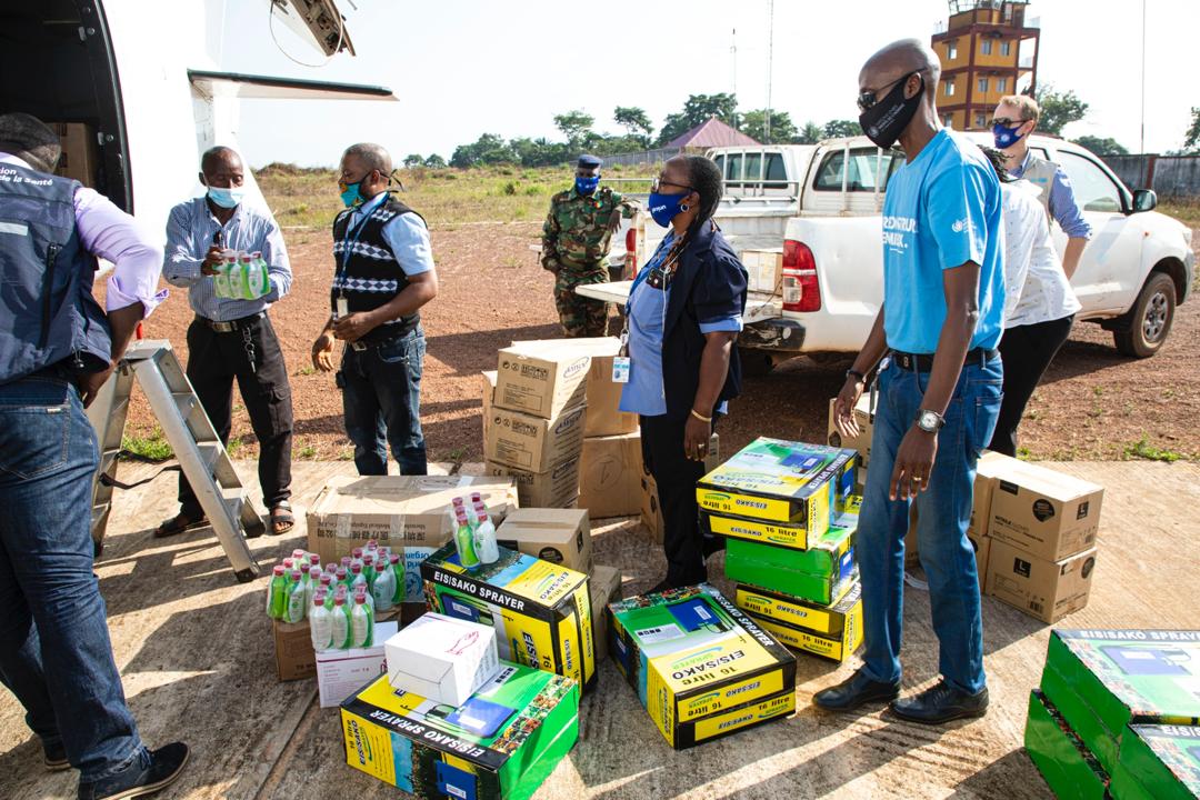 AgenceSecurite's tweet photo. Nous avons fait livrer du matériel logistique pour la mise en œuvre des directives du Gouvernement concernant la gestion  de la maladie à virus Ebola. Ce matériel est composé d'EPI. Ce transport d’urgence a été facilité par le Système des Nations Unies en Guinée. https://t.co/1r6iiodzyJ