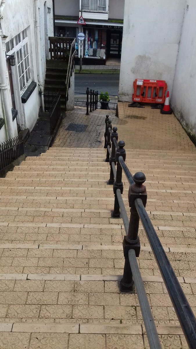 With so many steps in Brixham, our lengthsmen continue their mission to get them all cleaned no matter the weather! 🌦️