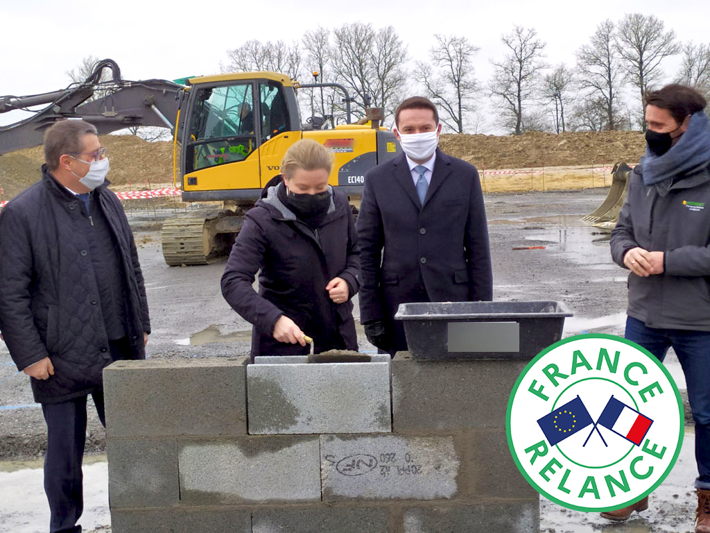 PrefetVendee's tweet photo. #FranceRelance Déplacement de Johann Mougenot, sous-préfet des Sables d'Olonne avec Rémi Pascreau, maire @VilledeChallans dans l'entreprise GETEX, lauréate au fonds de soutien à l'investissement industriel dans les territoires #Vendée https://t.co/ATHaM35QKV