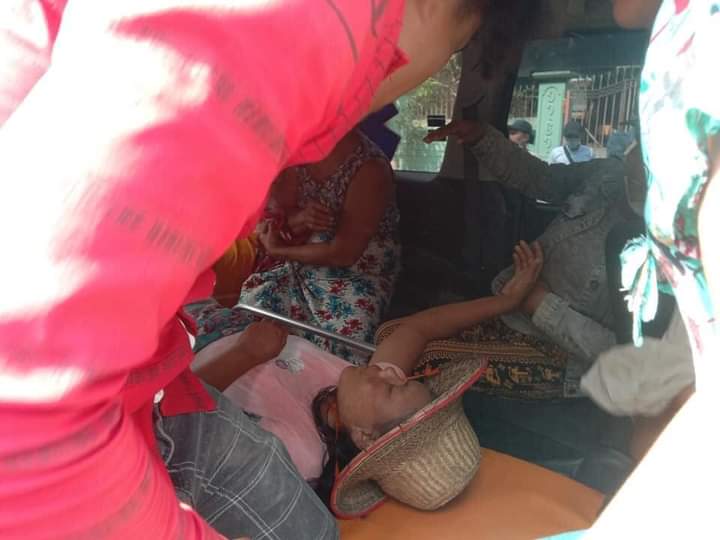 pyaeswanmgmg's tweet photo. Burmese polices start use water cannon and shooting gun to proestes in Myaung Mya.
They also arrested the teachers.
Pray for Myaung Mya 🙏

INHUMAN MILITARY

#WhatsHappeningInMyanmar 
#Feb16Coup https://t.co/n2Yu09iveL