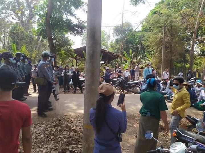 Today, in Myaung Mya, protesters are shooted with gun.
INHUMAN MILITARY
#WhatsHappeningInMyanmar
#Feb16Coup
