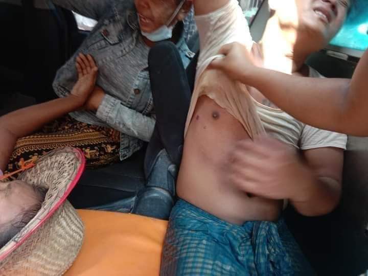 JUNTA STARTS VIOLENCE

In Myaungmya Myanmar, the military seized a teacher and started brutal violence to the peaceful protesters by using tear gas and rubber bullet gun. 

#Feb16coup
#WhatsHappeningInMyanmar  
<a href="/RapporteurUn/">UN Special Rapporteur Tom Andrews</a> <a href="/UN/">United Nations</a> <a href="/ICJ_org/">ICJ</a> <a href="/freya_cole/">Freya Cole</a>
<a href="/OHCHRAsia/">UN Human Rights Asia</a> <a href="/YourAnonCentral/">Anonymous</a>