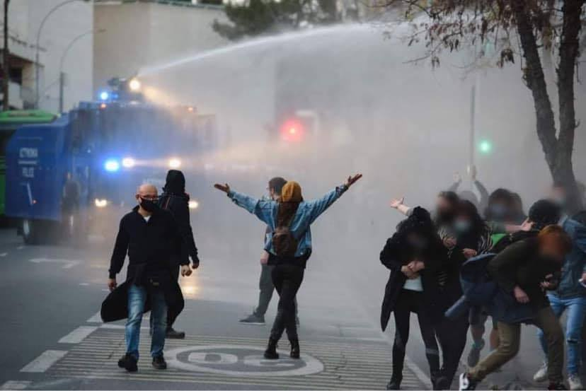 TCosteas's tweet photo. Η Αναστασία χορεύοντας πάνω στο φτερό του καρχαρία, δευτερόλεπτα πριν το σοβαρό τραυματισμό της. Η φωτογραφία της χρονιάς, άγνωστης/ου φωτογράφου. https://t.co/quuDPR3SPH