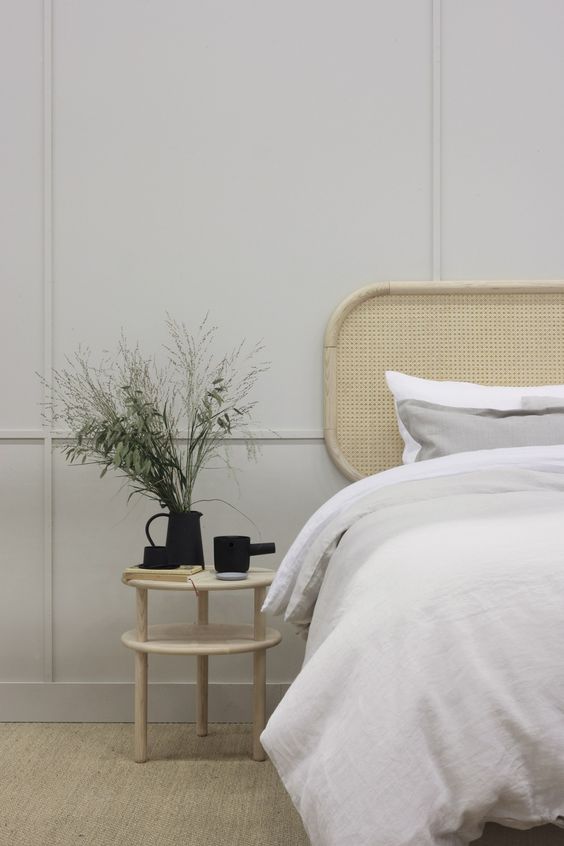 Percampuran antara Timur dan Barat ini populer karena menciptakan interior yang "clean" dan minimalis tetapi tetap hangat dan nyaman.