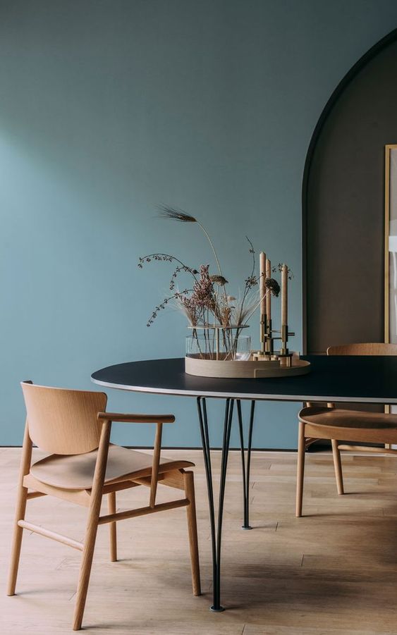 Tentu Japandi tidak harus membosankan dengan warna-warna monoton, tetap bisa digabungkan dengan warna-warna khas Scandi seperti pink muda, biru, atau bahkan hitam.