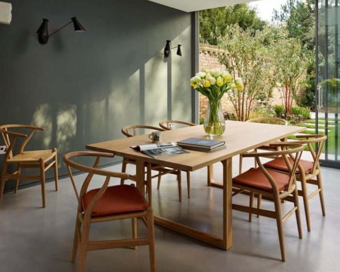 Tentu Japandi tidak harus membosankan dengan warna-warna monoton, tetap bisa digabungkan dengan warna-warna khas Scandi seperti pink muda, biru, atau bahkan hitam.