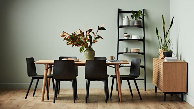 Selain kayu natural dan bahan-bahan ramah lingkungan seperti bambu dan rotan, tanaman juga merupakan elemen kunci. Menambah kesan "ramah" dan alami, juga sebagai dekorasi yang menyejukkan di ruangan yang minimalis.